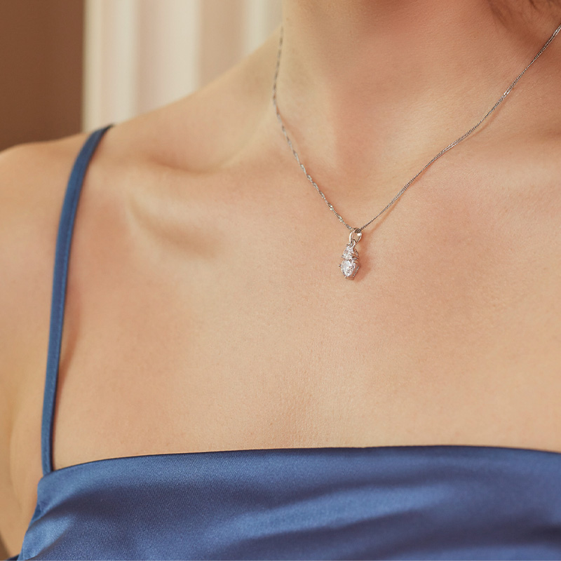 Silberne Halskette mit Zirkoniasteinen